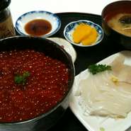 お取り寄せでも大人気の、自家製いくら醤油漬けや、朝獲れの新鮮な烏賊（時期のより、真烏賊、槍烏賊になります）などをご賞味下さい。