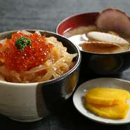 地元では、イカ刺しは生姜と大根おろしで丼いっぱいのご飯の上にぶっかけて豪快に食べるんです！