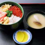 生うに・いくら・いか・かに・ほたて
北海道の旨いもんを集めたおすすめ丼ぶりです。