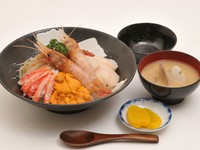 生うに・いくら・いか・かに・ほたて・ボタンエビが入った贅沢な丼！