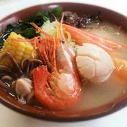牡丹海老・帆立・イカ・ズワイガニなどが入った海鮮を贅沢に使った豪快な一杯です。