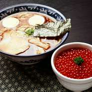 自家製いくら丼（ミニ丼）と、ラーメンは塩と正油からお選び頂ける、ボリューム満点のセット。