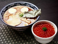 自家製いくら丼（ミニ丼）と、ラーメンは塩と正油からお選び頂ける、ボリューム満点のセット。