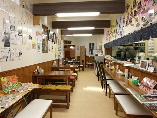 店内：カウンター席とテーブル席