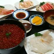 ＴＶのお取り寄せでも紹介され、某有名歌手もこの味に惚れ込みました！
味の一番自家製の醤油ダレで漬けたいくらを熱々の丼ご飯にのせてどうぞ！