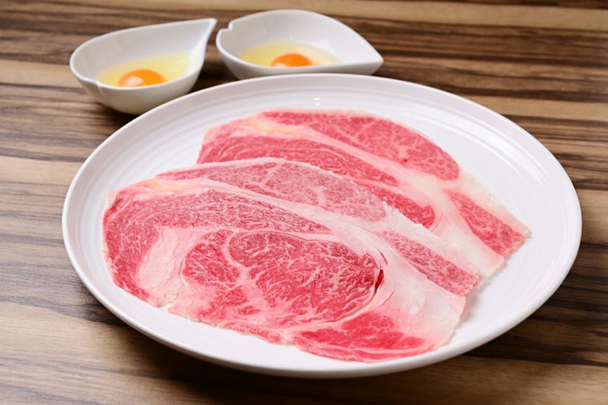 霜降り肉をすき焼き風に楽しむ『炙り極みリブロース』