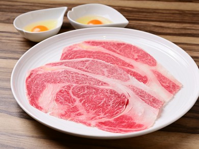 霜降り肉をすき焼き風に楽しむ『炙り極みリブロース』