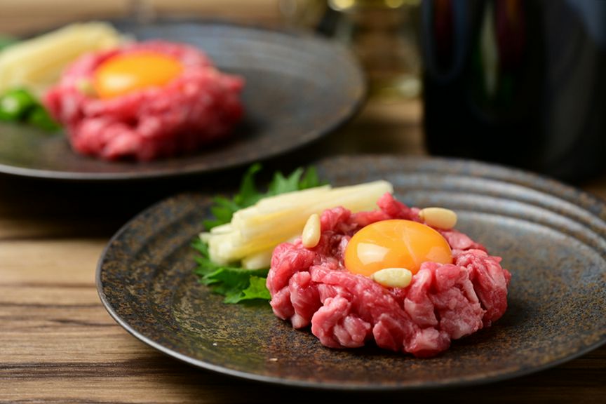 贅沢な肉の旨みを堪能できる『特選ユッケ』