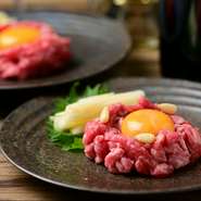 厳選した赤身肉を食感が残るようにカット。とろけるようにやわらかい肉の旨みを堪能できる一品です。深い味わいと爽やかな酸味を感じる特製ダレが肉の旨みを引き立て、五感を満たすおいしさです。