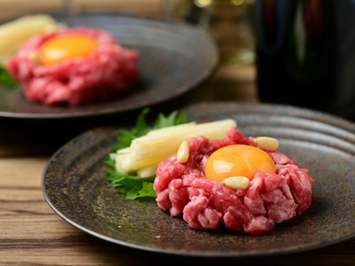 贅沢な肉の旨みを堪能できる『特選ユッケ』