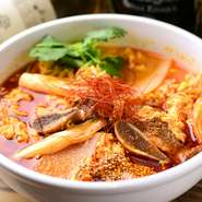 じっくり煮込んだ牛骨スープに肉と野菜の旨みが相まって、コク深い味わいが広がります。味の決め手は【それいけ精香園】秘伝のタレ。やみつきになるおいしさで、〆の一品にぴったりです。