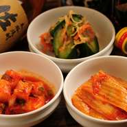新鮮な無農薬野菜、韓国産の唐辛子、国産ニンニクにこだわって手づくりする自家製キムチ。定番の3種類に加えて、季節のキムチが登場するのも楽しみです。
