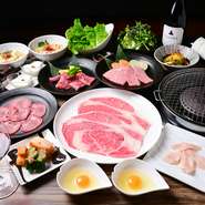 厨房に立つ杉本さんは、ホールスタッフから料理人に転身した大ベテラン。「温かいものは温かいうちに、焼き網の上に肉がなくならないように」と、常にゲスト目線のサービスを心がけます。