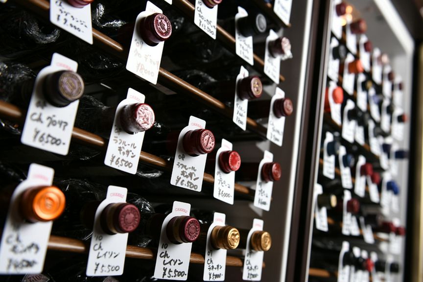 ワインは常時100種以上!専門店レベルのラインナップが自慢