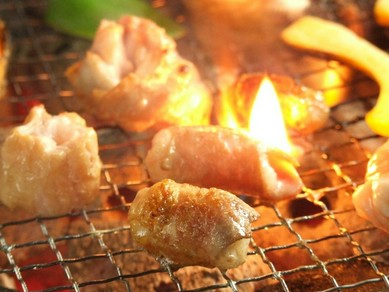 新鮮なホルモンと黒毛和牛を炭火で焼き上げゆっくり味わう