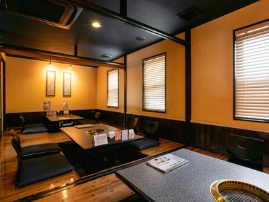 掘りごたつ席の個室で足をのばして焼肉をじっくり堪能