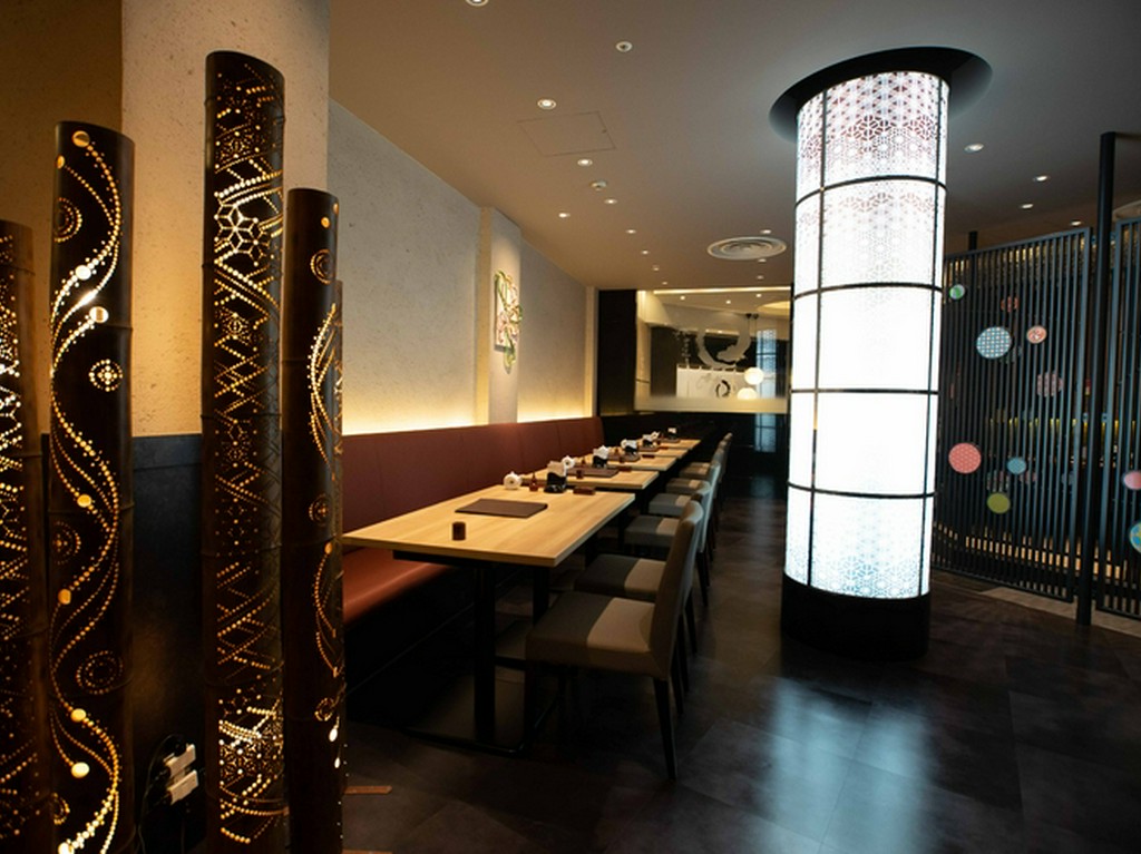 飛行機を下りてすぐ、名古屋名物「ひつまぶし」が味わえます。