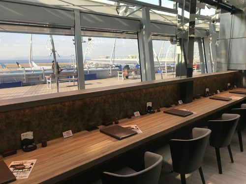 デッキを一望できるカウンター席も人気です