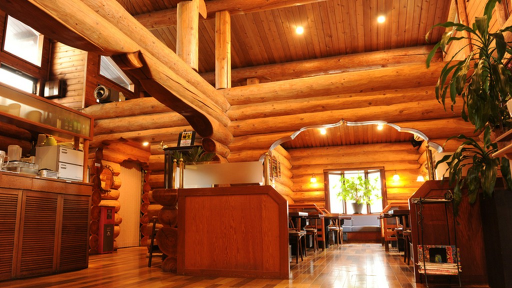 【ウッド調のお洒落な店内】鎌倉、江ノ島の観光・レジャー帰りに