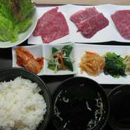 和牛カルビ、和牛ハラミ、シャクシロース、季節のナムル
キムチ2種、ご飯、スープ、お好きなシャーベットのお一人様御膳です。