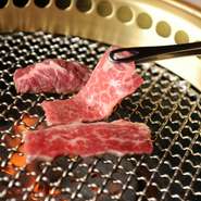 よく引き締まった部位を丁重に下ごしらえした『黒毛和牛の赤身』。しっかり厳選した良質のお肉の味を心ゆくまで堪能していただけます。あまり焼きすぎない程度でお召し上がりください。