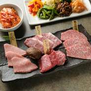 お肉はすべてこだわりで選んでいます。『和牛シャクシ』もそのうちのひとつ。お腹周りとは違い、よく引き締まった腕の部位をカット。あまりしつこくなく、さっぱりとした味をお楽しみください。