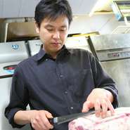 小さな子どもを連れたご家族のお食事にも気軽にご利用していただけるお店です。お客様がゆったりと居心地よく、くつろげるようにスタッフ一同心を込めて接客しています。