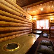 当店は少人数から大勢までお立ち寄りいただけます。飲み放題のコースも充実。シーンや人数に合わせて、ご利用ください。店内貸切も対応可能です。