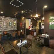 シックなブラウンをベースに、アンティーク家具を配した落ち着いた雰囲気。ディナーコースは2750円からとリーズナブル。ワイン、カクテル、紹興酒などドリンクも豊富にそろい、デートや各種宴会におすすめです。