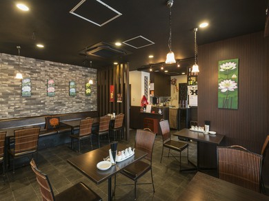 アンティーク家具を配したオシャレな雰囲気の中で本格中華を