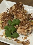味と香りが濃い四川唐辛子を油で炒め、揚げ鶏と合わせました。唐辛子好きの方にはぜひおすすめしたいメニューです。