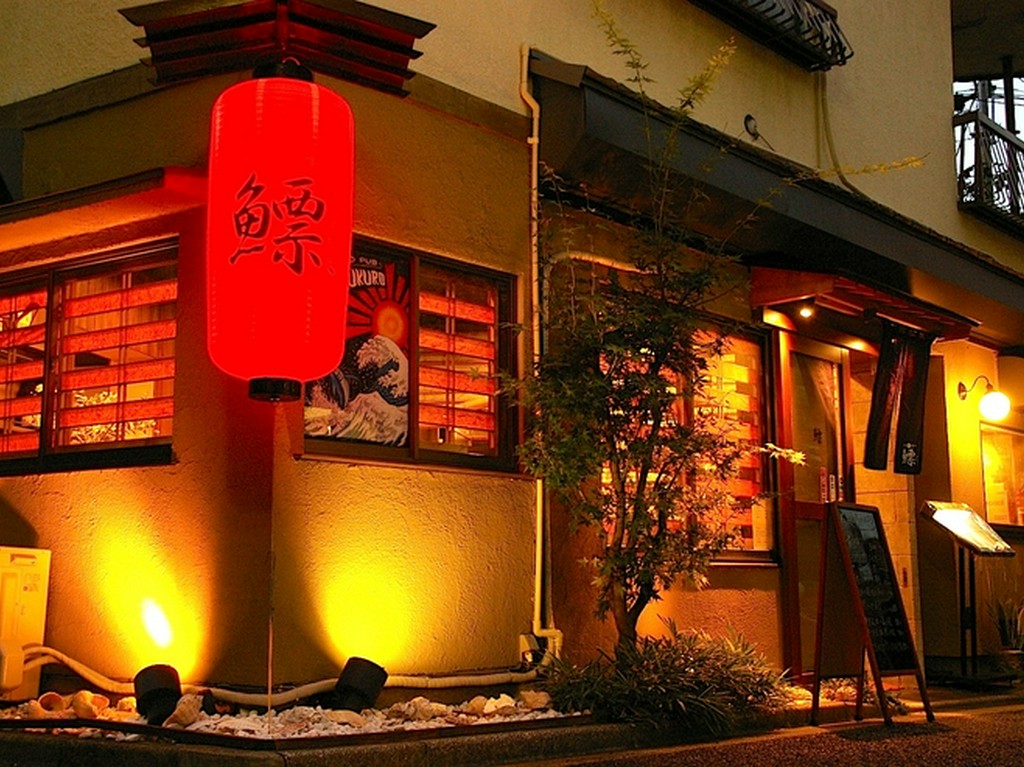 代々木上原駅から八幡方面へ徒歩2分、商店街の路地裏にあります