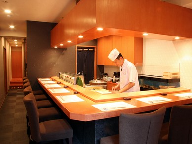 落ち着きのあるカウンター席で、旬のにぎりを存分にご堪能下さい