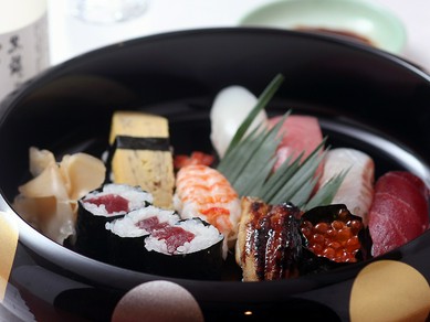 贅沢な新鮮食材を使ったメイン料理が自慢の『上寿司』