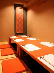 仕入れは毎日市場から！旬の食材がコースで楽しめます。落ち着いた和の店内で、ゆったりお過ごし下さい。