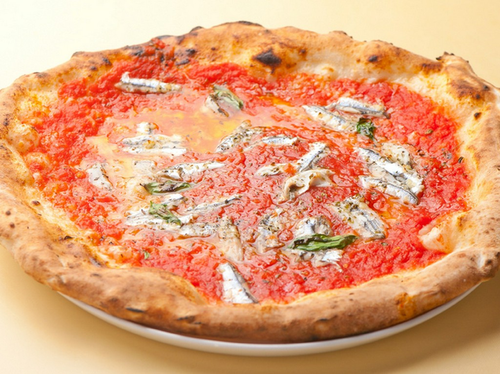 まるっと食べられる幸せ。直径32センチの本場サイズのピッツァ