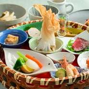 花かごにフレンチテイストの一品が盛り付けされています。 ご友人とのご会食、誕生日、結婚記念日、ランチタイムの接待などにご利用ください。 1階、半地下席限定利用となりますのでご了承ください。 