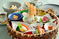 花かごにフレンチテイストの一品が盛り付けされています。 ご友人とのご会食、誕生日、結婚記念日、ランチタイムの接待などにご利用ください。 1階、半地下席限定利用となりますのでご了承ください。