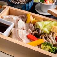 道産ルスツ豚と上富良野等の有機野菜の食材の旨味を引き出したせいろ蒸しです。ご友人とのご会食、誕生日、結婚記念日、女子会のお集まりなどにご利用ください。 1階、半地下席限定利用となります。 