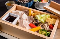 道産ルスツ豚と上富良野等の有機野菜の食材の旨味を引き出したせいろ蒸しです。ご友人とのご会食、誕生日、結婚記念日、女子会のお集まりなどにご利用ください。 1階、半地下席限定利用となります。