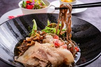 香り高いポルチーニとルスツ豚の旨味、手打ち蕎麦との相性がピッタリな一品です。 1階、半地下席限定利用となりますのでご了承ください。