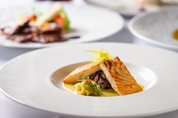 漁港直送の魚介を使ったメインメニュー。 ご友人、知人とのご会食、 記念日などにご利用ください。 半個室風のお席をご用意いたします、ご予約時にお申し付けください。