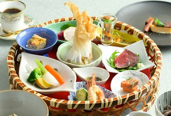 新椿美食御膳　花かご7品　手打ち太ちぢれ麺そば付き