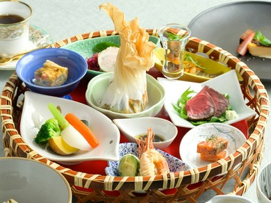 平日限定　新椿美食御膳　花かご7品　手打ち太ちぢれ麺そば付き