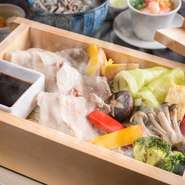  ルスツ豚と美瑛、上富良野、新ひだか町等の有機野菜の食材の旨味を引き出したせいろ蒸しです。 ご友人とのご会食、女子会のお集まりなどにご利用ください。 1階、半地下席限定利用となりますのでご了承ください。 