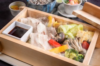 ランチタイム　ルスツ豚と有機野菜のせいろ蒸し　手打ち太ちぢれ麺そば・黒豆ご飯付き