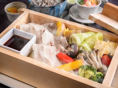 ランチタイム　ルスツ豚と有機野菜のせいろ蒸し　手打ち太ちぢれ麺そば・黒豆ご飯付き