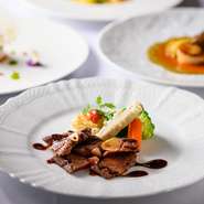 日高三石の黒毛和牛、漁港直送の魚介がメインのおすすめのコースです。