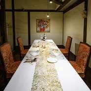 吹き抜けを挟んでのゆったりとした席で、ご両家顔合わせ、ご家族の記念日などにおすすめです。