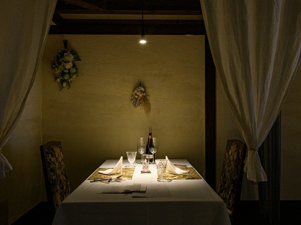 2階半個室風のテーブル席　２～3名席